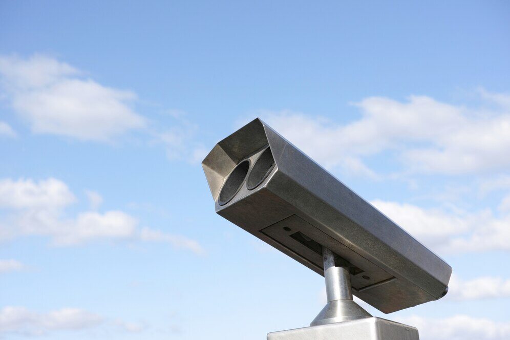 close-up-binoculars-city_1122-621